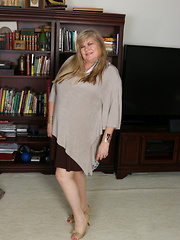 Mature American BBW playing with herself