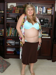 Mature American BBW playing with herself