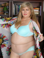 Mature American BBW playing with herself