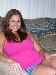 Cute Amateur Brunette Modeling And Spreading Nude