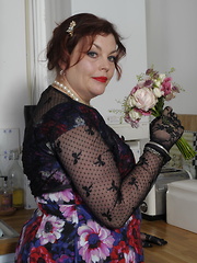 Chubby British mature lady playing with herself