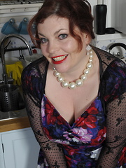 Chubby British mature lady playing with herself